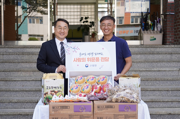 김인호 산림청장이 26일 추석명절을 앞두고 대전 대덕구 중리전통시장을 찾아 임산물 수급 동향을 살피고, 임산물, 과일 등 명절 성수품을 구매하고 있다. [사진=산림청 ]