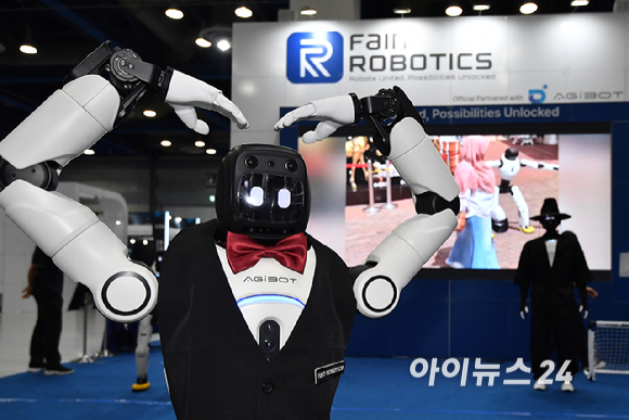 19일 서울 강남구 코엑스에서 열린 'AI 서밋 서울 앤 엑스포2026(AISE 2026)'에서 화인로보틱스 부스에서 관계자가 휴머노이드 로봇 시연을 선보이고 있다. [사진=곽영래 기자]