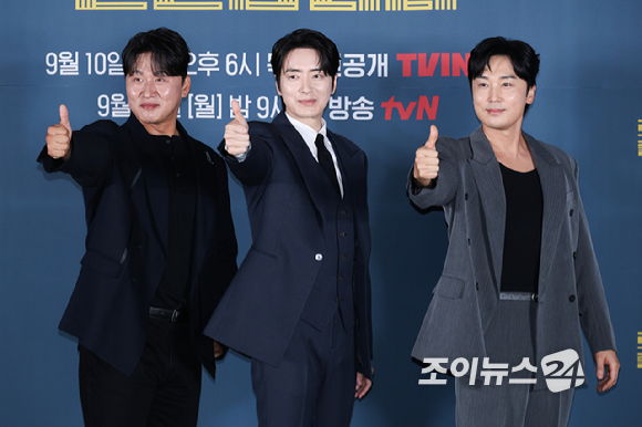배우 오대환, 이준혁, 서현우가 8일 오전 서울 용산구 CGV 용산아이파크몰점에서 진행된 티빙 오리지널 '로또 1등도 출근합니다' 제작발표회에 참석해 포즈를 취하고 있다. [사진=문수지 기자]