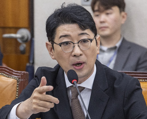 김대웅 서울고등법원장이 16일 서울 여의도 국회에서 열린 법제사법위원회의 서울고등법원 등에 대한 국정감사에서 질의에 답변하고 있다. [사진=곽영래 기자]