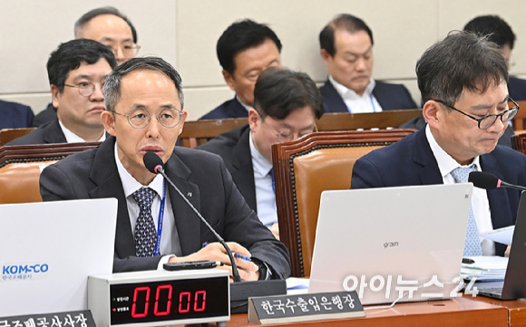 황기연 한국수출입은행장 20일 서울 여의도 국회에서 열린 재정경제기획위원회 국정감사(한국수출입은행 등) 국정감사에서 질의에 답변하고 있다. [사진=곽영래 기자]
