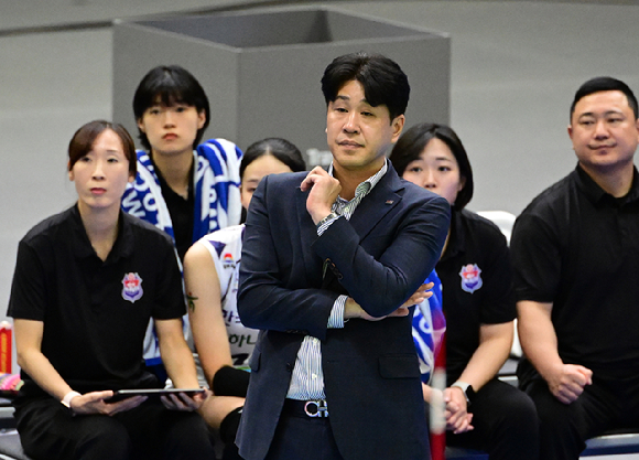 김종민 한국도로공사 감독이 7일 열린 현대건설과 원정 경기 도중 코트에서 뛰고 있는 선수들의 플레이를 지켜보고 있다. [사진=한국배구연맹(KOVO)]