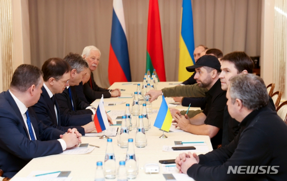 2월 28일(현지시간) 벨라루스 고멜에서 열린 러시아와 우크라이나 협상. [사진=AP/뉴시스]