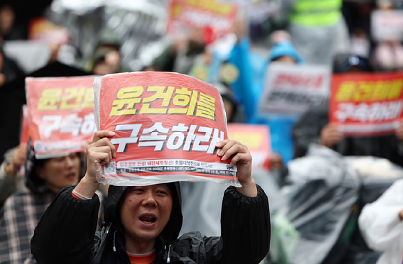 지난 12일 서울 시청역 인근에서 '촛불행동, 윤건희 구속-한덕수 탄핵' 집회가 열리고 있다. [사진=연합뉴스]