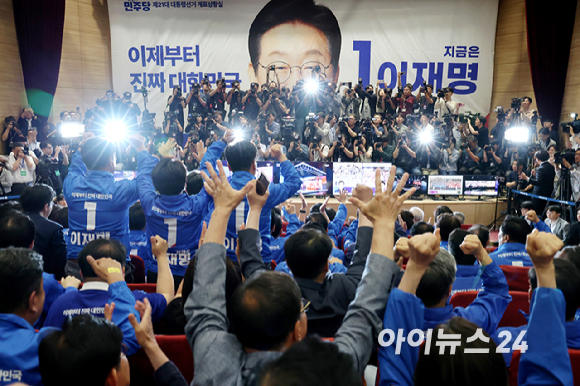 이재명 더불어민주당 대선후보의 선거상황실이 차려진 국회의원회관 대회의실에서 출구조사 결과가 이 후보의 우위로 나타나자 당직자들이 환호 하고 있다. [사진=곽영래 기자]