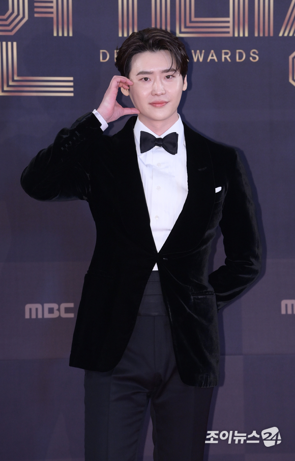 '빅마우스' 배우 이종석이 30일 오후 서울 마포구 상암 MBC사옥에서 열린 '2022 MBC 연기대상' 레드카펫 행사에 참석하고 있다. [사진=정소희 기자]