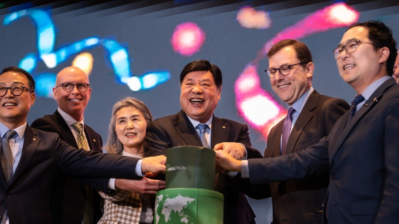 (왼쪽부터)기우성 셀트리온 부회장, 토드 윙지 셀트리온 브랜치버그 대표이사, 박경옥 셀트리온홀딩스 수석 부회장, 서정진 셀트리온그룹 회장, 토마스 킨 주니어 연방 뉴저지 하원의원, 앤디 김 연방 뉴저지 상원의원이 5일(현지시간) 미국 뉴저지주 브랜치버그에 위치한 생산시설에서 열린 개소식에서 기념사진을 촬영하고 있다. [사진=셀트리온 제공]