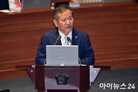 이상민 행정안전부 장관이 5일 오후 서울 여의도 국회 본회의장에서 열린 정치 분야 대정부질문에서 권선동 국민의힘 의원 질의에 답하고 있다. [사진=곽영래 기자]