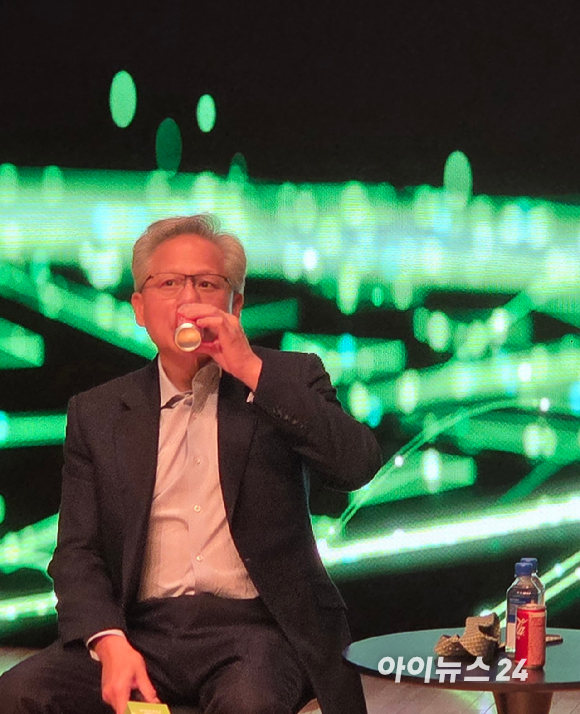 젠슨 황 엔비디아 CEO가 31일 경주예술의전당 원화홀에서 열린 프레스 컨퍼런스에서 잠시 숨을 고르는 모습. [사진=박지은 기자]