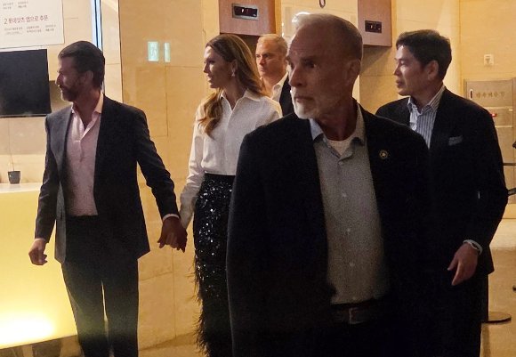 도널드 트럼프 미국 대통령의 장남인 트럼프 주니어가 29일 정용진 신세계그룹 회장의 부인 한지희 씨의 데뷔 앨범 발매 콘서트가 열린 서울 송파구 롯데콘서트홀로 들어서고 있다. [사진=연합뉴스]