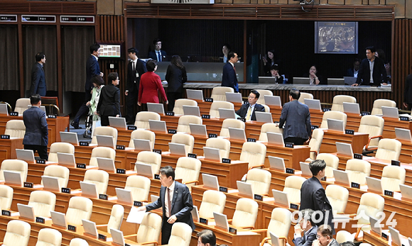 국민의힘 송언석 원내대표와 의원들이 8일 서울 여의도 국회에서 열린 본회의에서 우원식 국회의장이 개헌안 표결에 불참하고 50개 비쟁점 법안에 대해 필리버스터를 신청한 국민의힘에 대해 유감을 표명하자 반발하며 퇴장하고 있다. [사진=곽영래 기자]