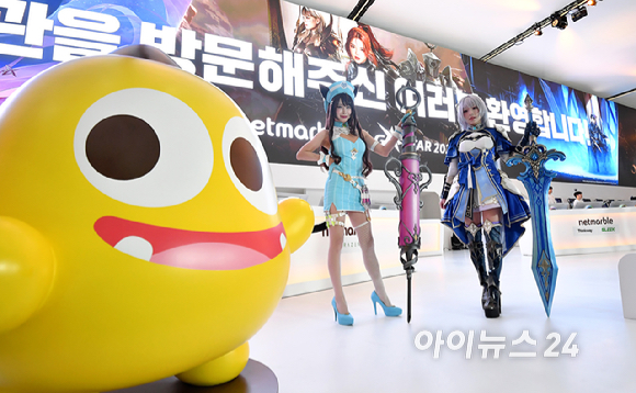 13일 부산 해운대구 벡스코에서 열린 국제게임전시회 '지스타 2025'에서 넷마블 부스에서 모델들이 코스프레를 선보이고 있다. [사진=곽영래 기자]