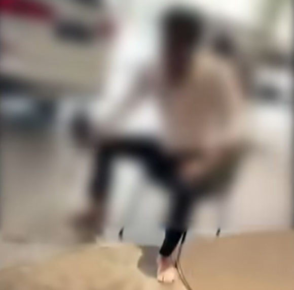 외제차 매장 직원을 허리띠로 폭행하고, 다음날 보복 협박까지 한 혐의를 받는 중소 화장품 회사 임원이 경찰에 붙잡혔다. 사진은 A씨가 허리띠로 매장 직원을 폭행하는 모습. [사진=YTN 보도화면 캡처]