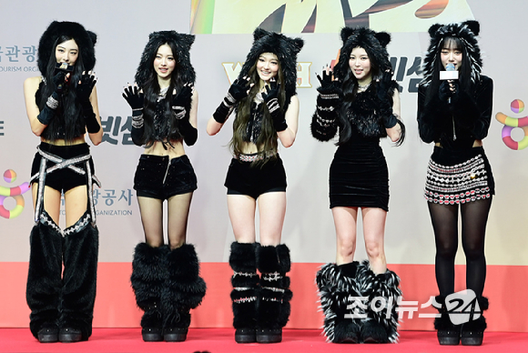 그룹 미야오(MEOVV)가 25일 오후 인천광역시 중구 운서동 인스파이어 아레나에서 열린 '2025 SBS 가요대전' 레드카펫 행사에 참석하고 있다. [사진=정소희 기자]