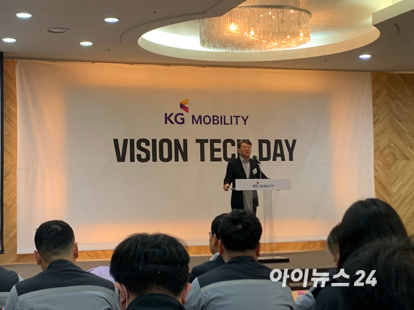 곽재선 KG모빌리티 회장이 4일 경기도 일산 킨텍스에서 열린 '비전 테크 데이(Vision Tech Day)'에서 인사말하고 있다. [사진=김종성 기자]