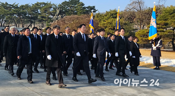 이준석(가운데) 전 국민의힘 대표가 새해 첫 날인 1일 오전 서울 동작구 국립서울현충원을 찾아 참배를 마친 뒤 이동하고 있다. 2024.01.01. [사진=김보선 기자]