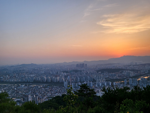 10명 중 5명이 내년 상반기 주택 매매가격 상승을 전망하는 것으로 나타났다. 사진은 서울 중랑구 면목동 용마산에서 바라본 서울 전경. [사진=이수현 기자]