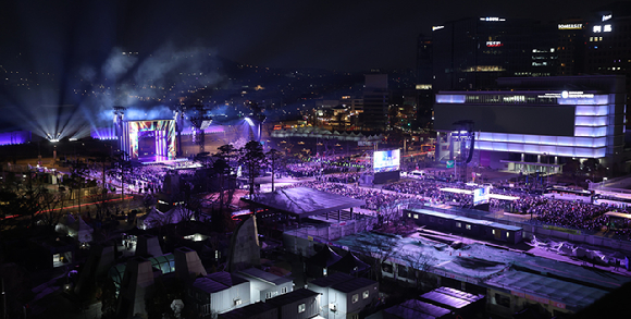 방탄소년단(BTS)이 21일 오후 서울 광화문 광장에서 정규 5집 '아리랑(ARIRANG)' 앨범 발매를 기념해 컴백 무대를 선보이고 있다. [사진=사진공동취재단]