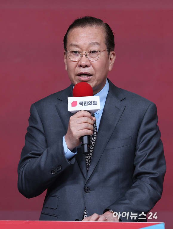 18일 오후 서울 강서구 ASSA아트홀에서 열린 '제21대 대통령후보자 국민의힘 1차 경선 후보자 비전대회' 에 참석한 권영세 비대위원장이 인사말을 하고 있다. [사진=국회사진취재단]