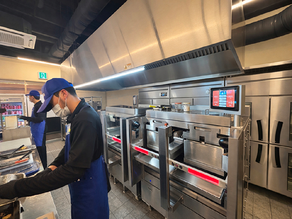 다운타우너 선릉점에 설치된 에니아이 햄버거 조리로봇 '알파 그릴' [사진=에니아이]