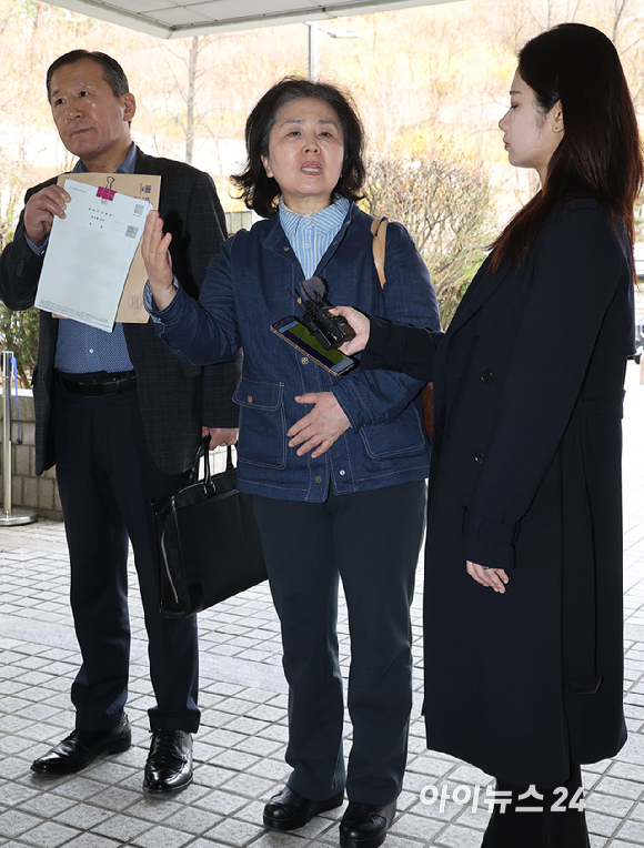 김영선 전 국회의원이 1일 서울 서초구 서울중앙지법에서 열린 오세훈 서울시장의 여론조사 대납 의혹 사건 1심 속행 공판에 증인으로 출석하고 있다. [사진=사진공동취재단]