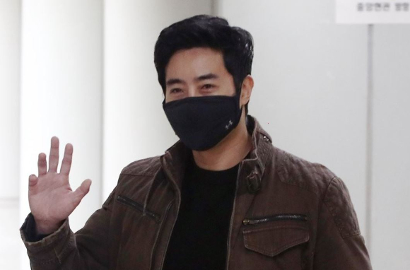 지난 2023년 3월 11일 유튜버 이준희(활동명 구제역)를 폭행한 혐의를 받는 이근 씨가 11일 오전 서초구 서울중앙지방법원에서 열린 1차 공판에 출석하고 있다. [사진=연합뉴스]