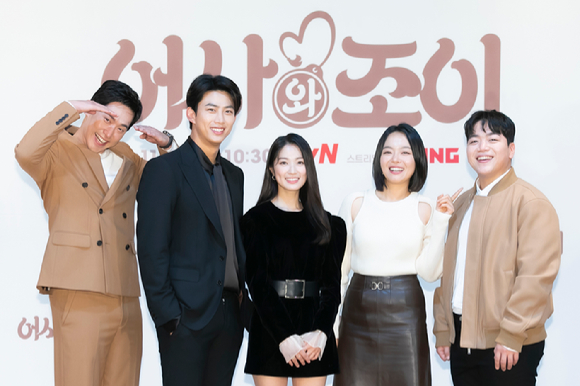 배우 민진웅, 옥택연, 김혜윤, 이상희, 박강섭(왼쪽부터)이 3일 오후 tvN 15주년 특별기획 월화드라마 '어사와 조이'의 온라인 제작발표회에서 포즈를 취하고 있다. [사진=tvN]