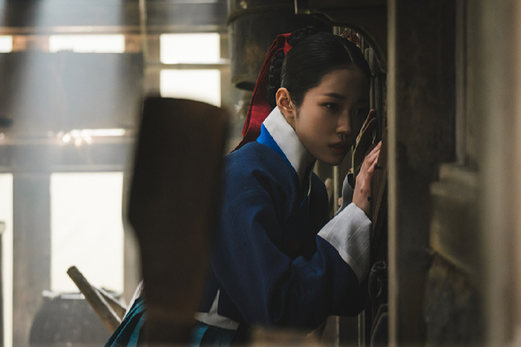 배우 노윤서가 넷플릭스 시리즈 '동궁' 인터뷰에 앞서 포즈를 취하고 있다. [사진=넷플릭스]
