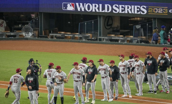 MLB 애리조나 선수들이 29일(한국시간) 열린 텍사스와 월드시리즈 2차전 원정 경기에서 9-1로 승리를 거둔 뒤 기뻐하고 있다. [사진=뉴시스]