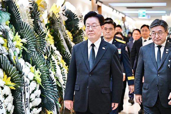 이재명 대통령이 17일 경기도 부천 공장 화재 현장에서 순직한 고(故) 김진석 소방위의 빈소를 조문하고 있다. 2026.10.17 [청와대통신사진기자단] [사진=연합뉴스]