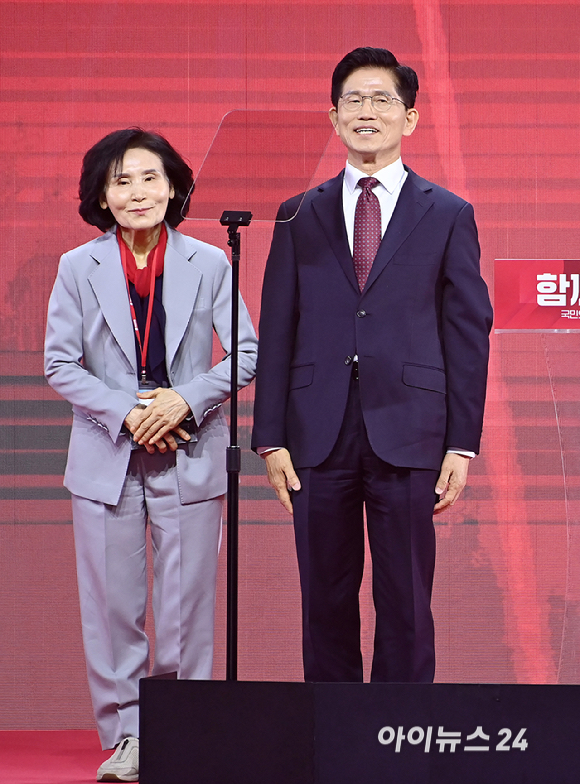 국민의힘 김문수 대선 후보가 3일 오후 경기 일산 킨텍스에서 열린 제5차 전당대회에서 아내 설난영 여사 기념촬영을 하고 있다. [사진=곽영래 기자]