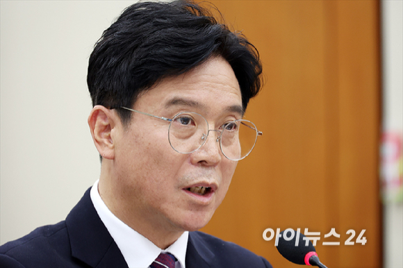 김영훈 고용노동부 장관 후보자가 16일 서울 여의도 국회에서 열린 국회 환경노동위원회 김영훈 고용노동부 장관 후보자 인사청문회에서 질의에 답변하고 있다. [사진=곽영래 기자]