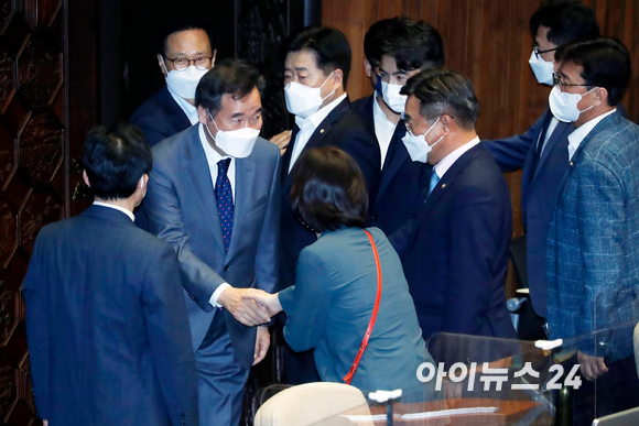 이낙연 이낙연 전 더불어민주당 대표가 15일 서울 여의도 국회 본회의에서 상정된 의원직 사직안이 가결된 뒤 동료 의원들과 인사하고 있다.