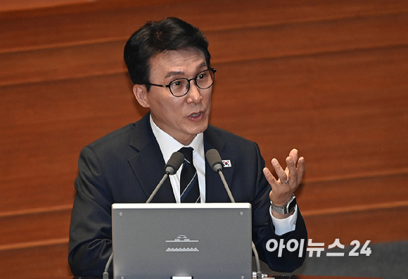 김민석 국무총리가 3일 서울 여의도 국회 본회의에서 열린 정치&middot;외교&middot;통일&middot;안보 분야 대정부질문에서 주호영 국민의힘 의원의 질의에 답변하고 있다. [사진=곽영래 기자]