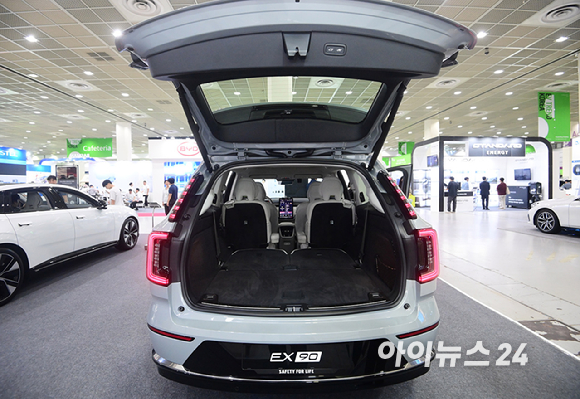 'EV 트렌드 코리아 2026'이 25일 서울 강남구 코엑스에서 열렸다. 볼보자동차코리아 부스에서 전기 세단 ES90, 전기 SUV EX90이 전시되고 있다. [사진=정소희 기자]