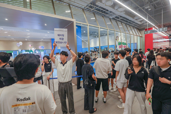 지난 8월 더현대 서울 지하 1층에 위치한 '빵빵이' 팝업스토어에 고객들이 줄 서고 있는 모습. [사진=현대백화점 ]