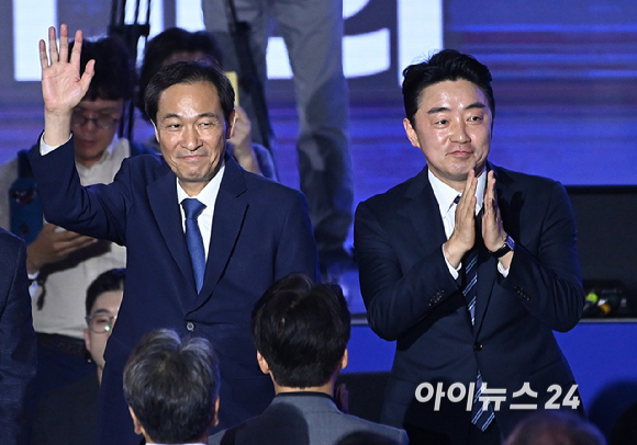 강훈식 대통령식 비서실장과 우상호 대통령실 정무수석이 2일 오후 경기 고양시 일산서구 킨텍스에서 열린 제2차 임시전국당원대회에 참석하고 있다. [사진=곽영래 기자]