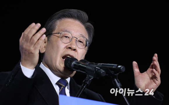 이재명 더불어민주당 대선후보가 4일 오후 서울 강동구 상일동 강동아트센터에서 열린 "강동의 선택은 이재명입니다!" 강동 유세에서 지지 호소를 하고 있다. [사진=김성진 기자]