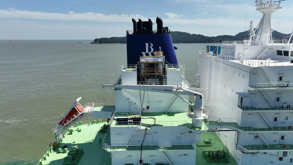 대우조선해양과 하이에어코리아가 공동개발한 이산화탄소 포집·저장 장치(OCCS: Onboard CO2 Capture System)가 탑재된 LNG운반선 [사진=대우조선해양]