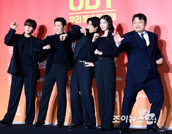 배우 진선규와 윤계상이 17일 오후 서울 광진구 풀만 앰버서더 서울 이스트폴에서 열린 쿠팡플레이 X 지니 TV 오리지널 시리즈 'UDT: 우리 동네 특공대' 제작발표회에 참석하고 있다. [사진=정소희 기자]