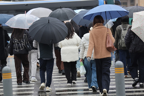 비가 내린 가운데 서울 종로구 광화문네거리에서 우산을 쓴 시민들이 이동하고 있다. [사진=연합뉴스]