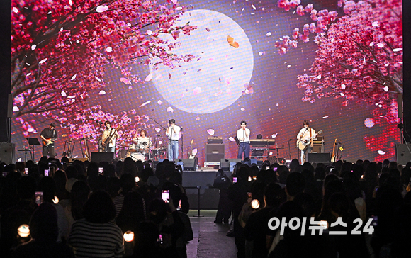 21일 서울 송파구 서울특별시교육청 학생체육관에서 '2026 JOY콘서트 - 보이스 오브 스프링(Voice of spring)'이 열렸다. 밴드 엔플라잉, 소란, 에이엠피가 멋진 무대를 선보이고 있다. [사진=정소희 기자]