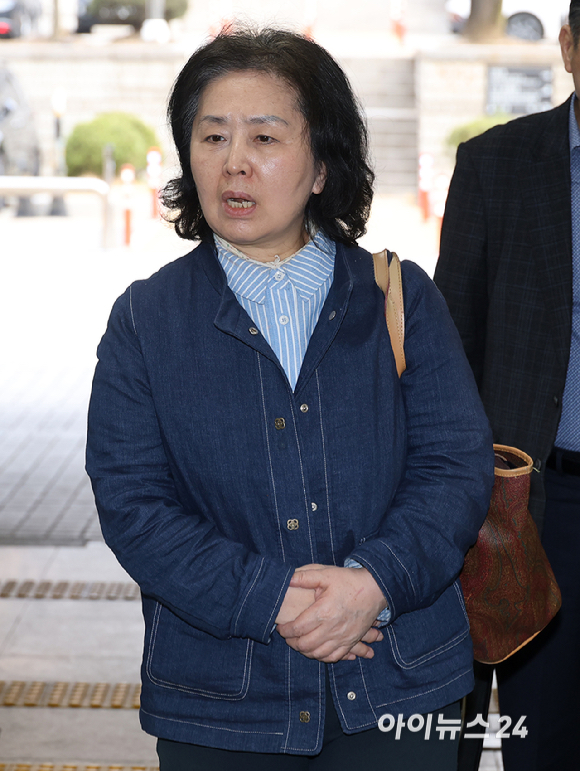 김영선 전 국회의원이 1일 서울 서초구 서울중앙지법에서 열린 오세훈 서울시장의 여론조사 대납 의혹 사건 1심 속행 공판에 증인으로 출석하고 있다. [사진=사진공동취재단]