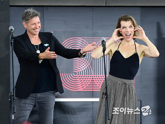 배우 밀라 요보비치가 19일 오후 부산광역시 해운대구 우동 영화의 전당에서 열린 제30회 부산국제영화제(BIFF) '프로텍터' 야외무대인사 행사에 참석하고 있다. [사진=정소희 기자]