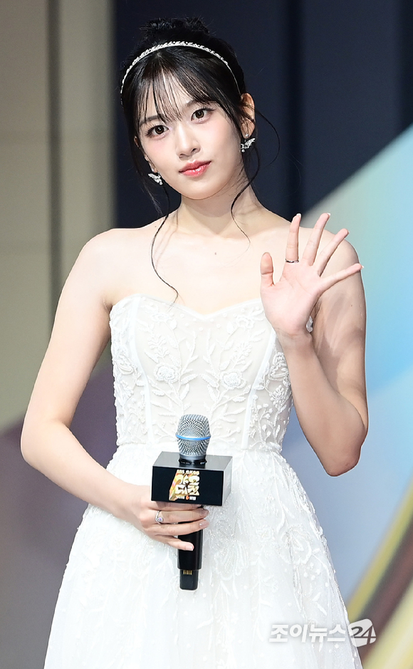 그룹 아이브(IVE) 안유진이 25일 오후 인천광역시 중구 운서동 인스파이어 아레나에서 열린 '2025 SBS 가요대전' 레드카펫 행사에 참석하고 있다.&nbsp;