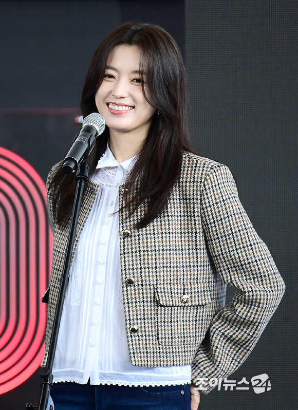 배우 한효주가 20일 오후 부산광역시 해운대구 우동 영화의 전당에서 열린 제30회 부산국제영화제(BIFF) '로맨틱 어나니머스' 야외무대인사 행사에 참석하고 있다. [사진=정소희 기자]