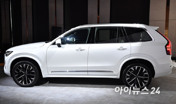 볼보자동차코리아가 2일 서울 광진구 비스타 워커힐에서 신형 XC90을 공개하고 있다.볼보자동차코리아는 현대적인 스칸디나비아 스타일과 최첨단 기술이 적용된 스웨디시 럭셔리 플래그십 신형 XC90 및 S90을 동시에 출시했다.