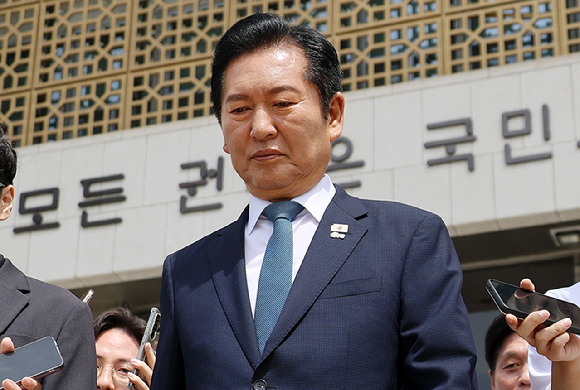 더불어민주당 정청래 대표가 24일 국회에서 열린 최고위원회의에서 대표직 사퇴 의사를 밝힌 뒤 차량으로 이동하고 있다. 2026.6.24 [사진=연합뉴스]