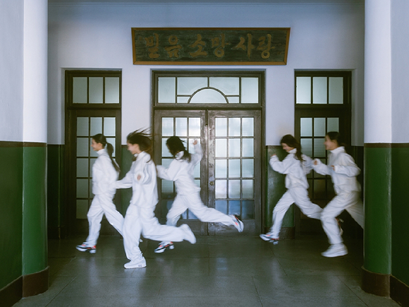 뉴진스 리믹스 앨범 관련 단체 이미지 [사진=어도어]