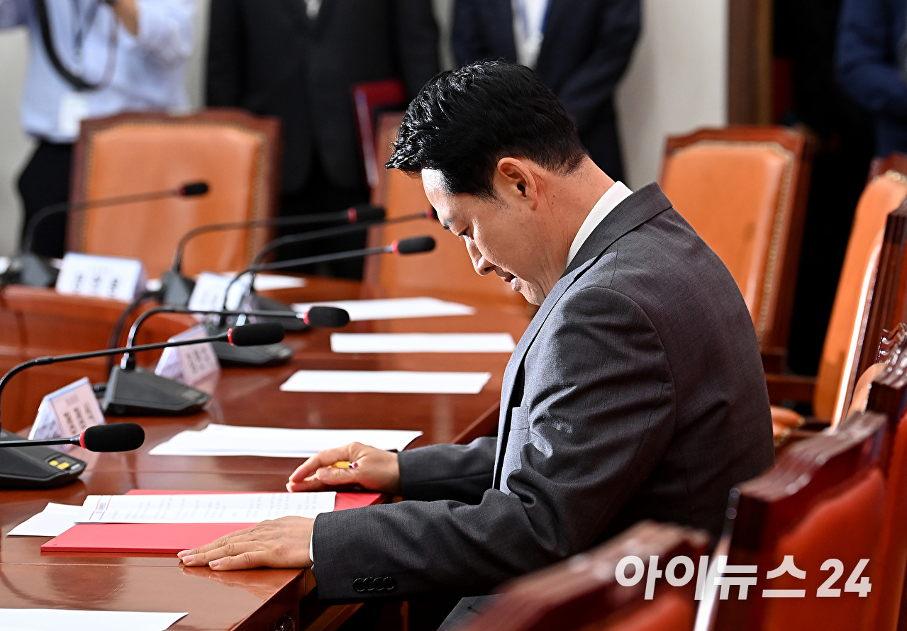 장동혁 국민의힘 당대표가 31일 서울 여의도 국회에서 열린 최고위원회의에 참석하고 있다. [사진=곽영래 기자]